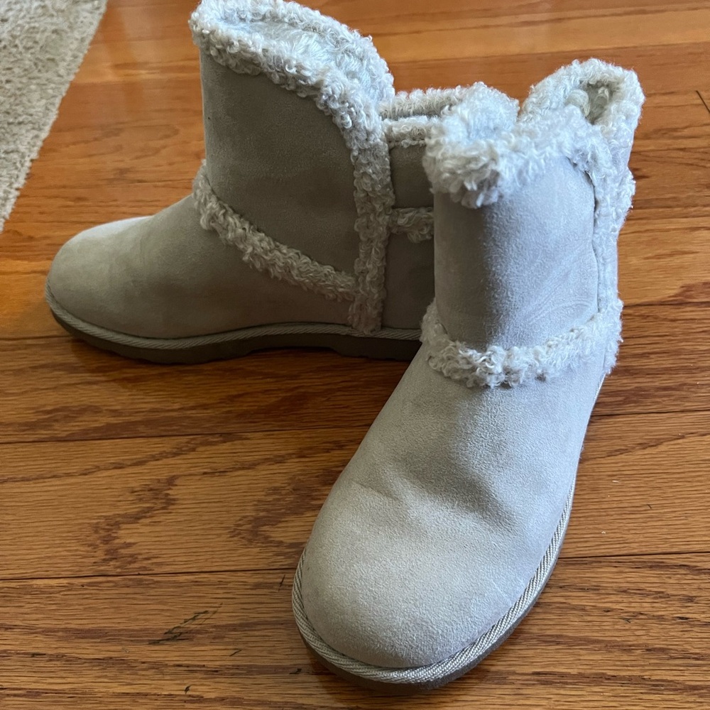 Makalu suede boots w/fur trim - size 6 (like new)